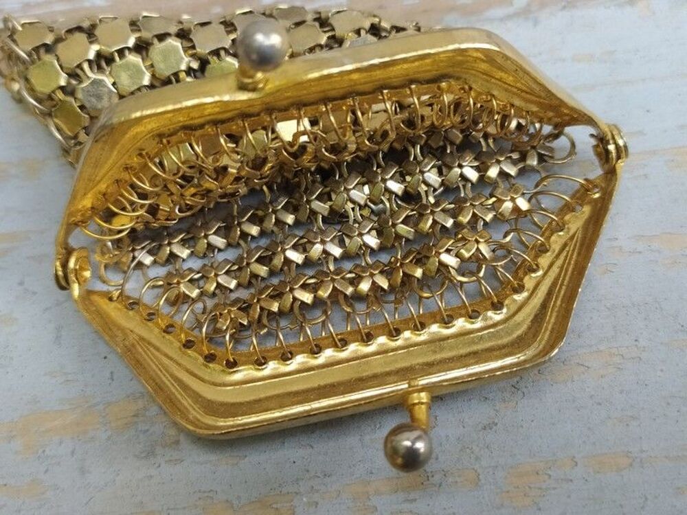 Ancienne Petite Bourse Porte Monnaie en Maille M&eacute;tal Dor&eacute; 
