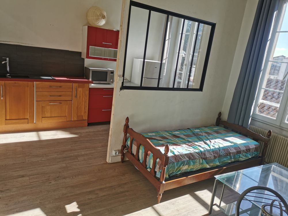 Location Appartement Studio face à UCO avec stationnement possible Niort