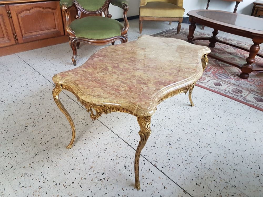Table basse pieds en laiton,et dessus marbre style Louis XV. Meubles