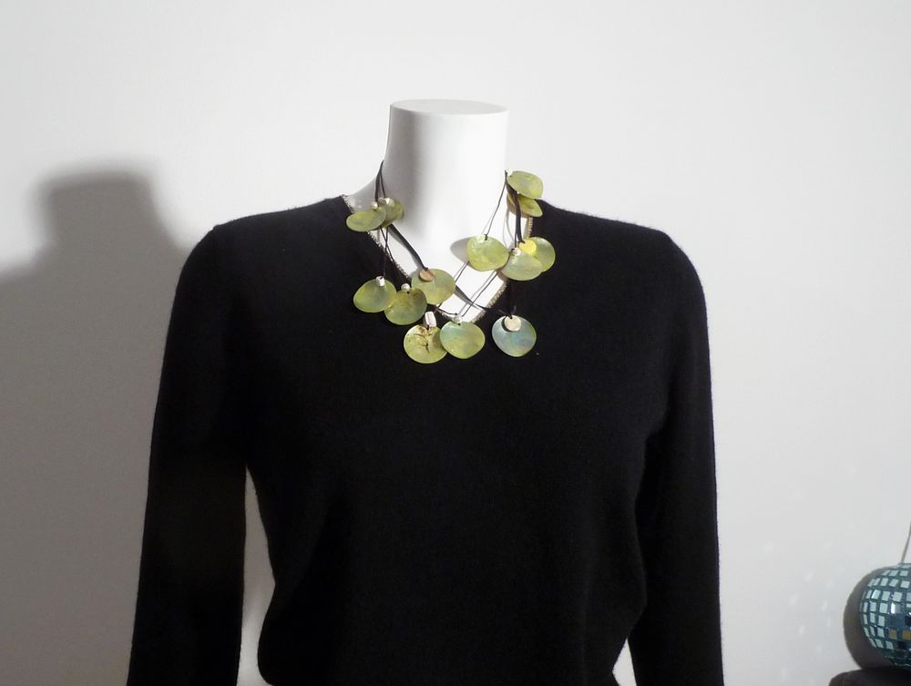 Collier avec Ronds en Coquillage Vert et Beige- Neuf Bijoux et montres