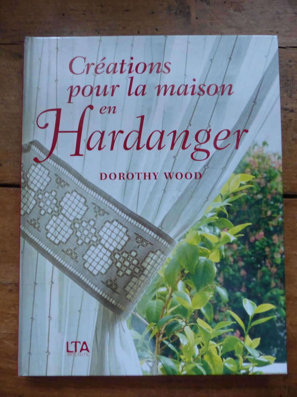 CREATIONS POUR LA MAISON en HARDANGER Livres et BD