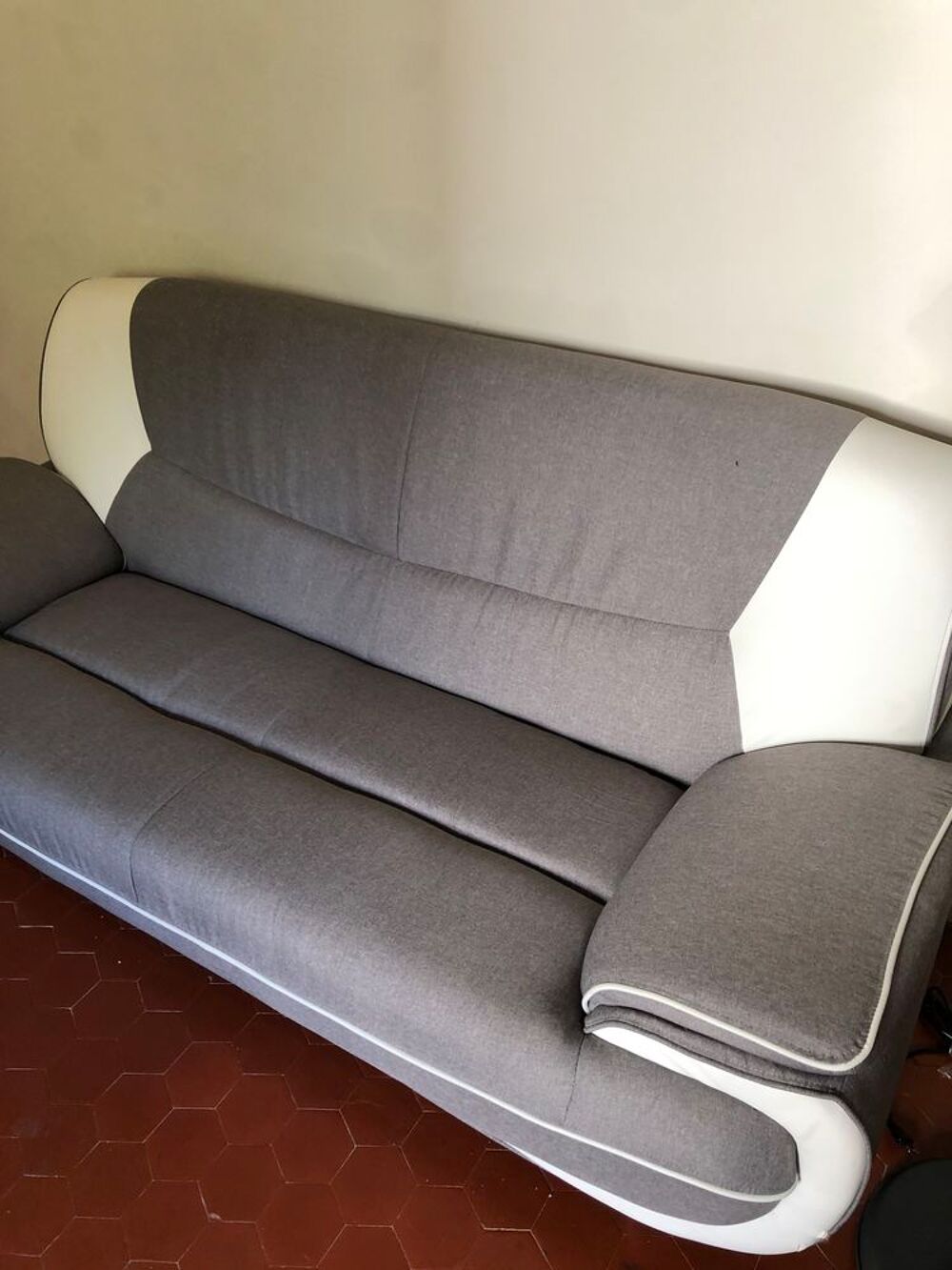 Canap&eacute; contemporain 3 places Tissu gris et simili blanc L194 Meubles