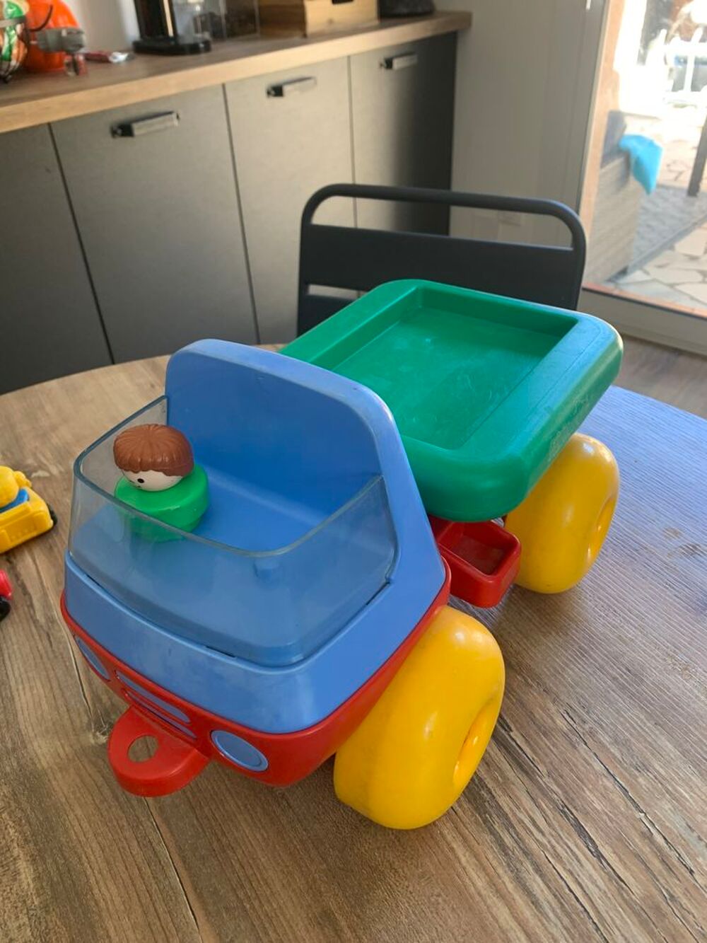 Jouet Camion + 3 voitures avec 4 personnages Jeux / jouets