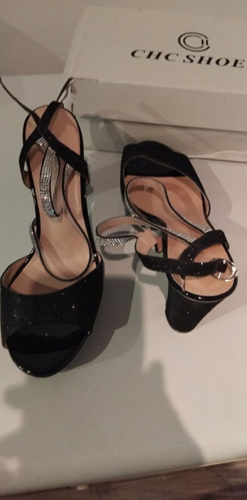 chaussure neuve pointure 39 noir /doree 
Chaussures