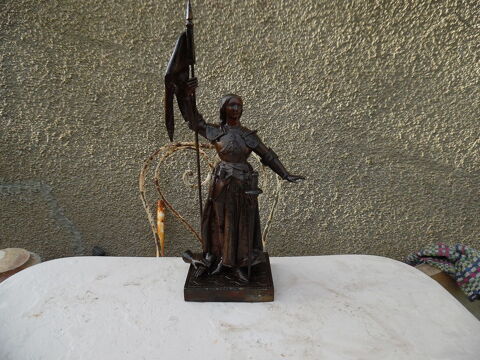 sculpture de jeanne d'arc ,en regule patin� . 0 Bourges (18)