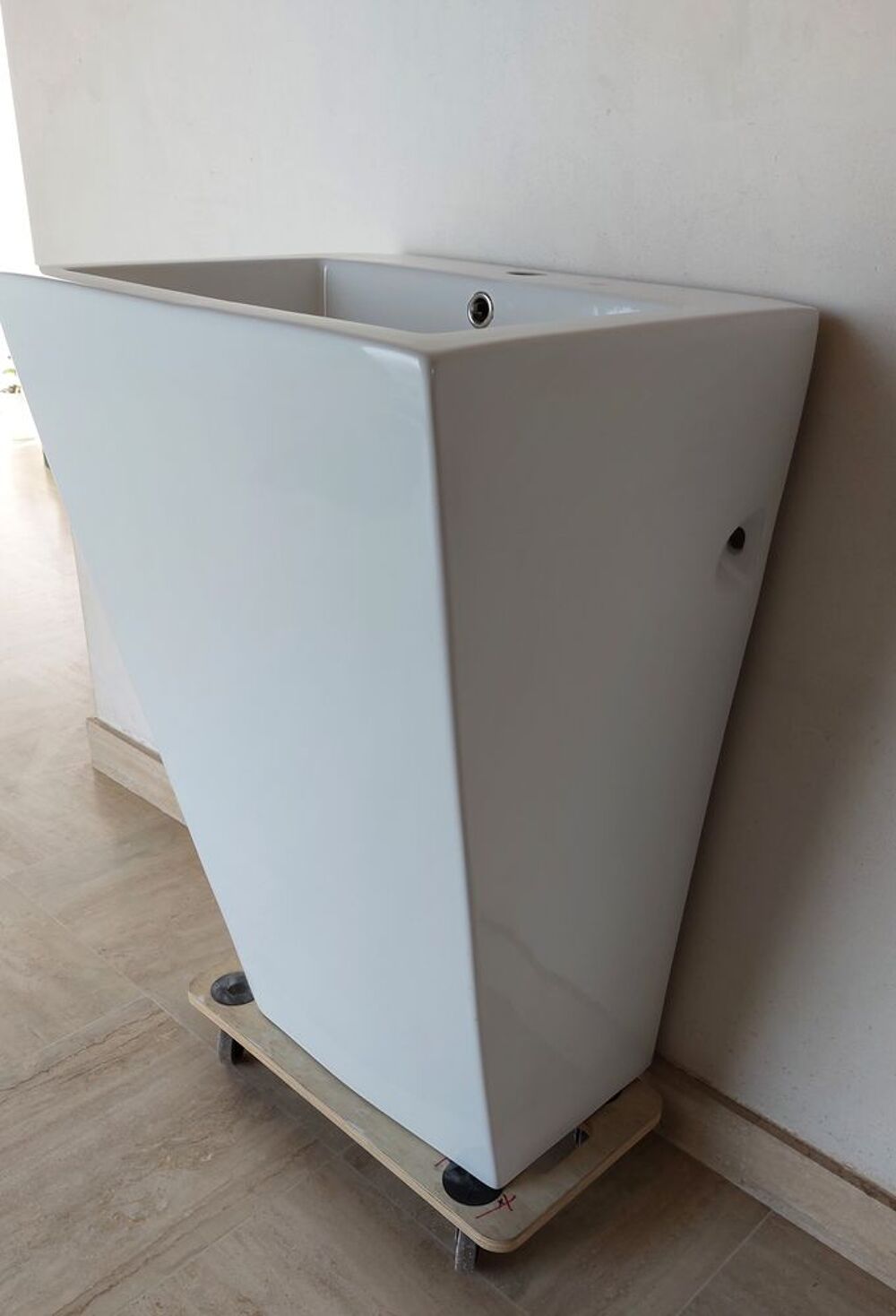 Lavabo c&eacute;ramique totem blanc sur colonne neuf Décoration