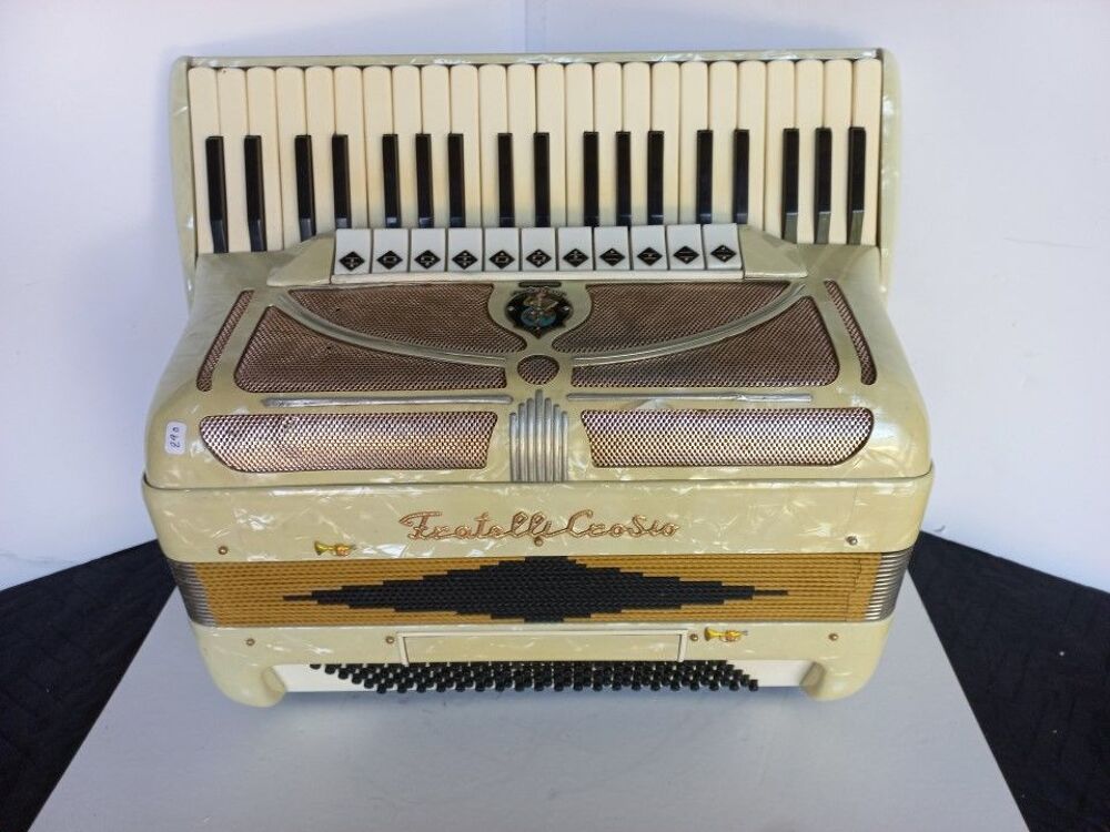  Accord&eacute;ons &agrave; des prix sacrifi&eacute;s, suite renouvellement Instruments de musique