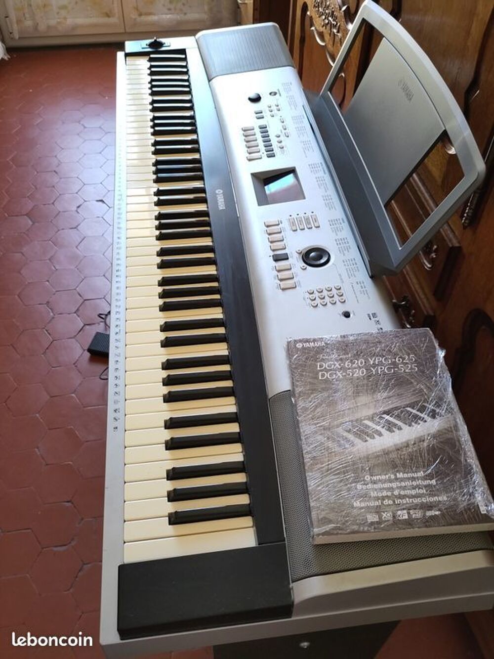 Clavier arrangeur gris Yamaha DGX 520
Instruments de musique