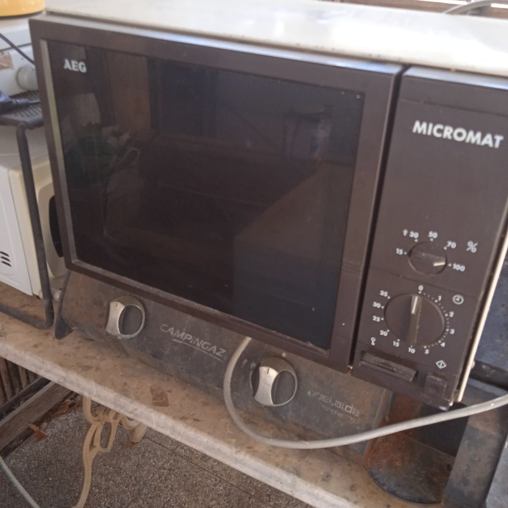 Four micro onde marque AEG ancien mais fonctionne tr&egrave;s bien Electroménager