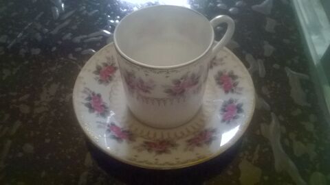 Tasse avec sa soucoupe 
Marque Afibel
Décore de roses Anné 9 Talange (57)