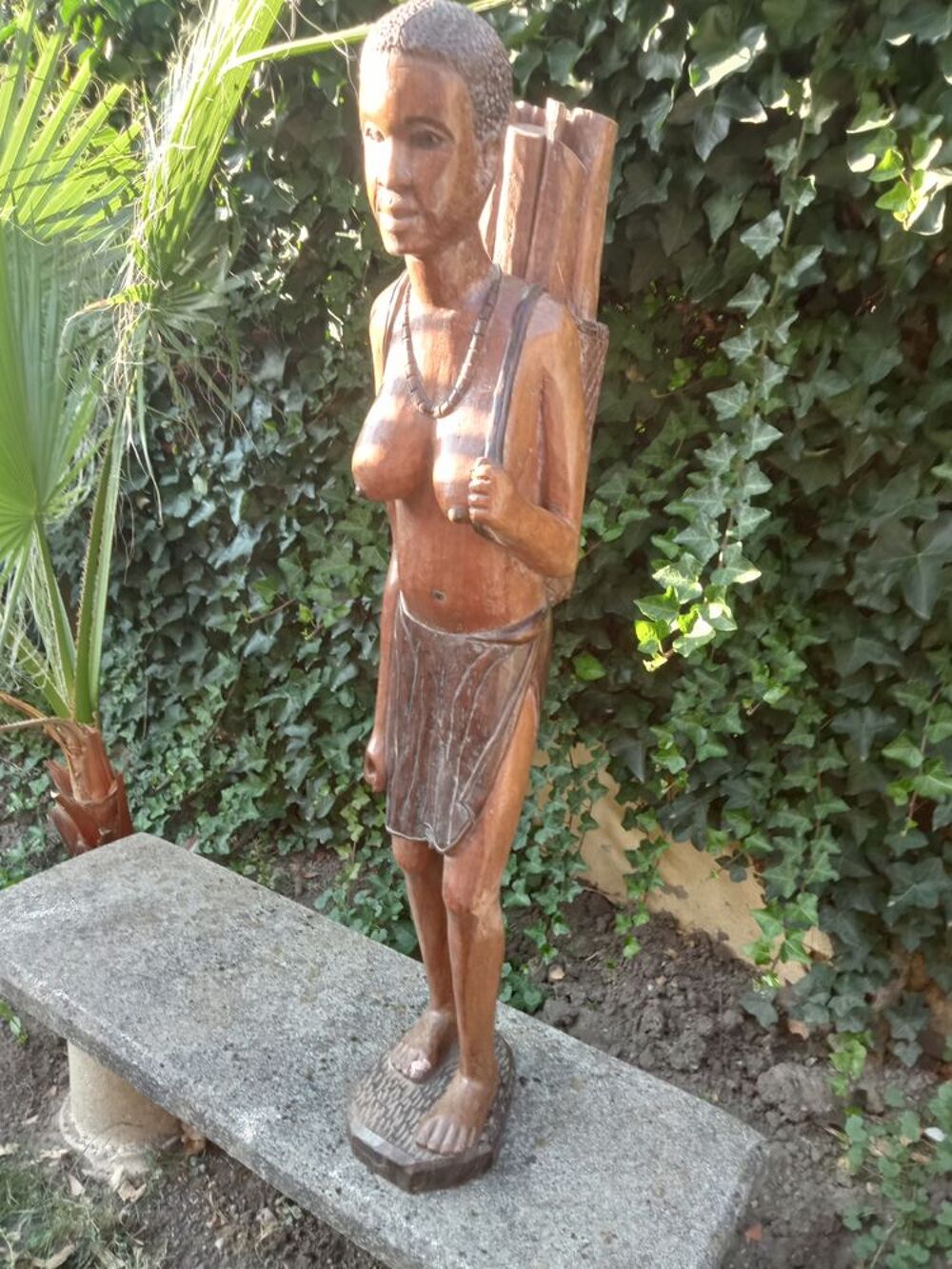 STATUE D'UNE AFRICAINE 
