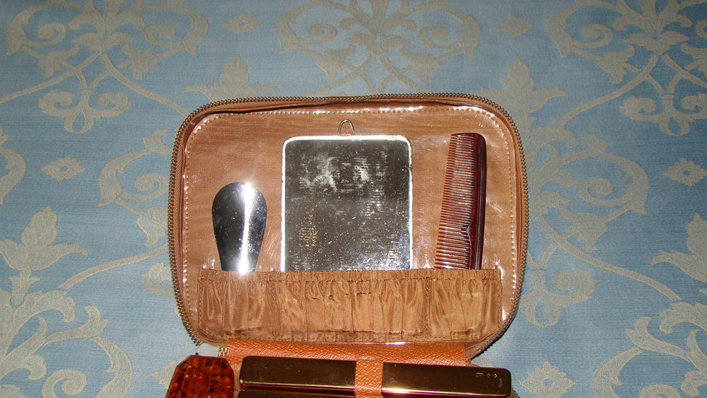 Ancien n&eacute;cessaire de voyage en cuir - ann&eacute;es 1950
Maroquinerie