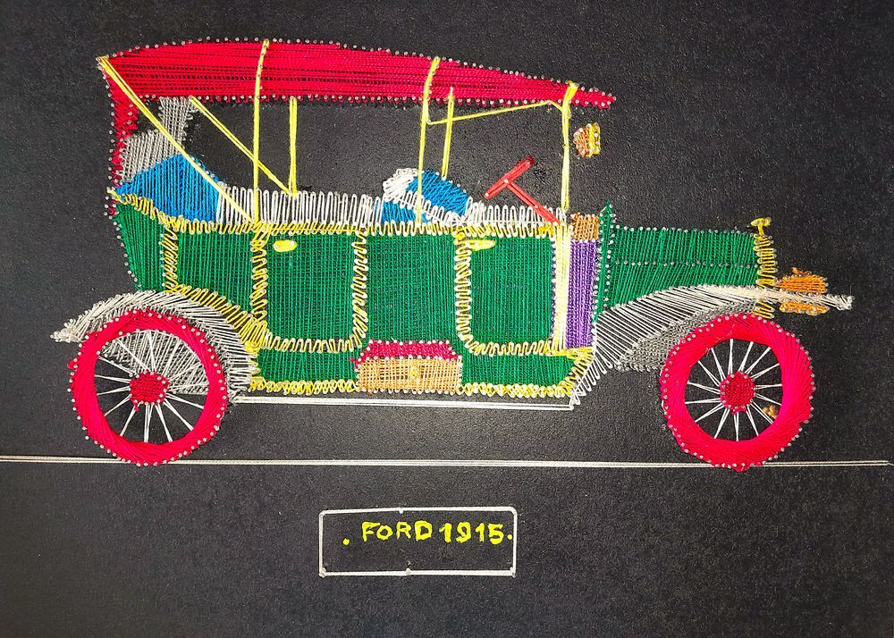 Tableau bois sur fond noir fil tendu sur clou Décoration