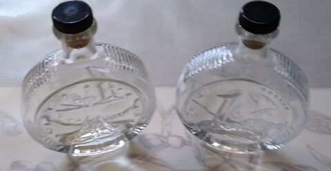 2 Anciennes petites bouteilles en verre gravée en relief   3 Meximieux (01)