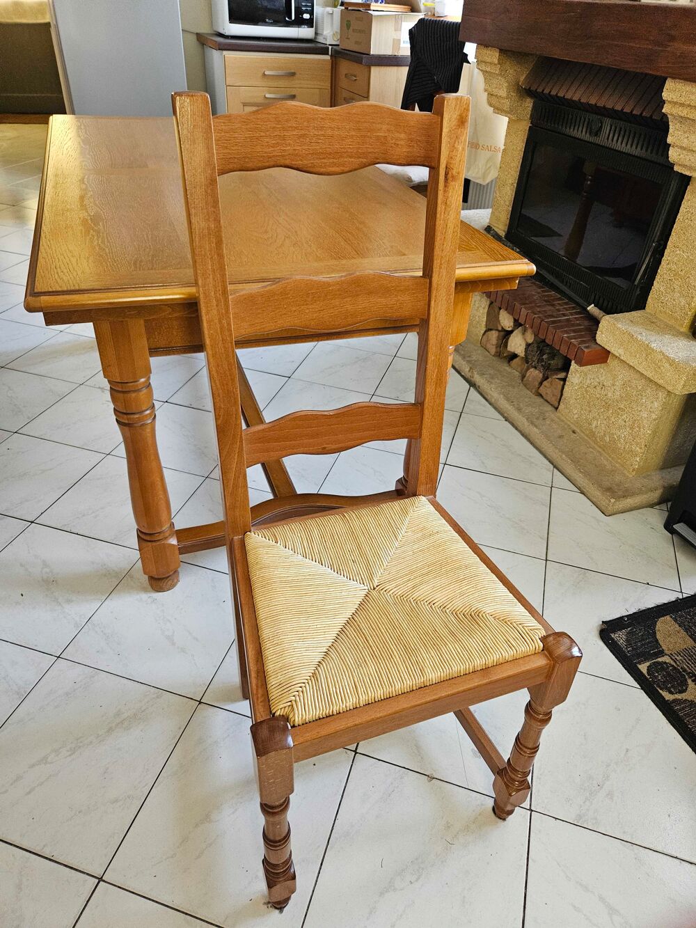 Bonjour salle avec grande table et ses rallonges 1 meuble tv et 1 meuble bas. le tout pour 200€&agrave; d&eacute;battre Meubles