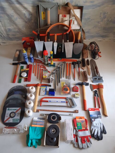 Caisse de Pro de 64 outillages neufs pour le Batiment  390 Aix-en-Provence (13)