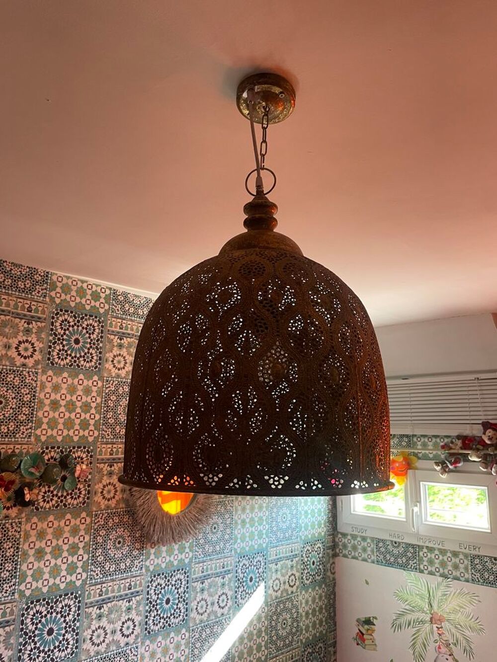 Grand lustre avec motifs dor&eacute;s du magasin maisons du monde Décoration