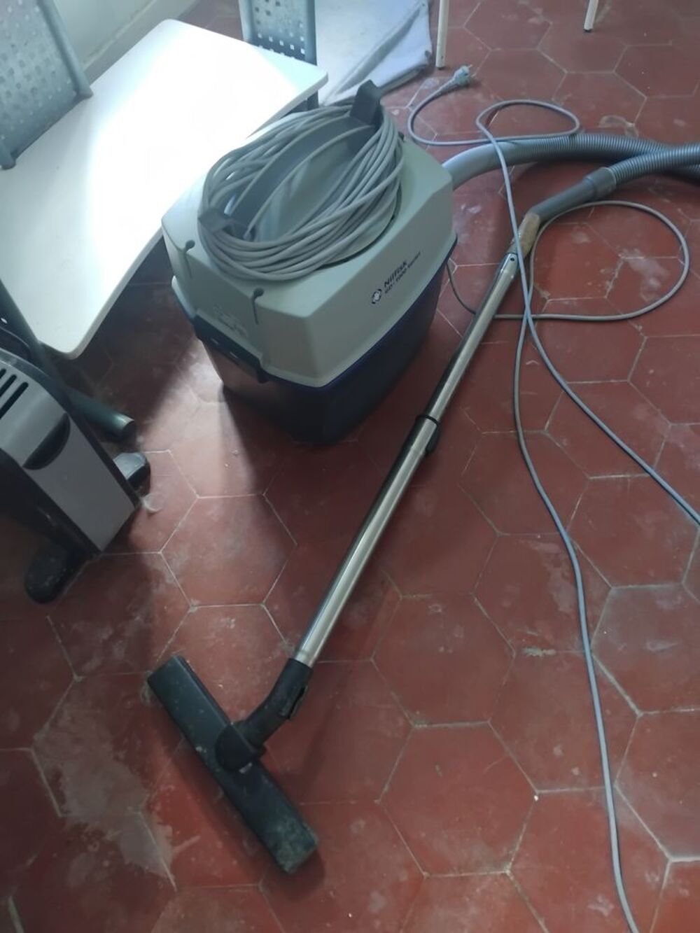 Aspirateur professionnel nilfisk 1000 Electroménager