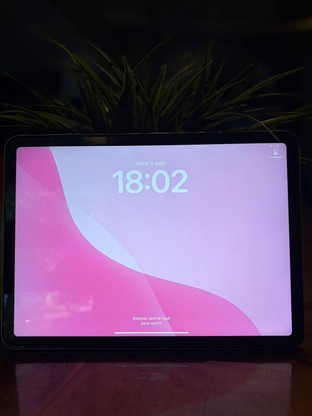 Apple iPad Air 5? g&eacute;n&eacute;ration ? Neuf avec stylet + recharge + Téléphones et tablettes