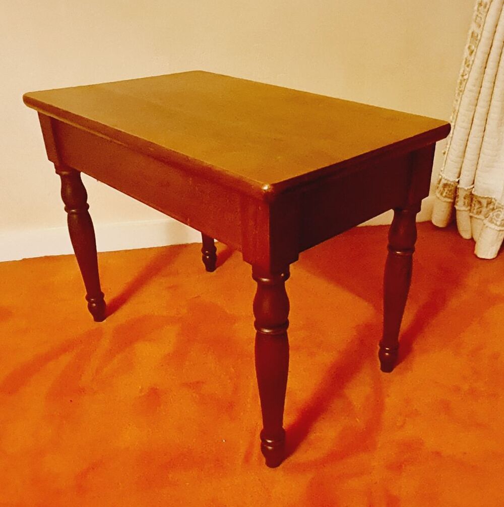 PETITE TABLE BASSE EN MERISIER
Meubles