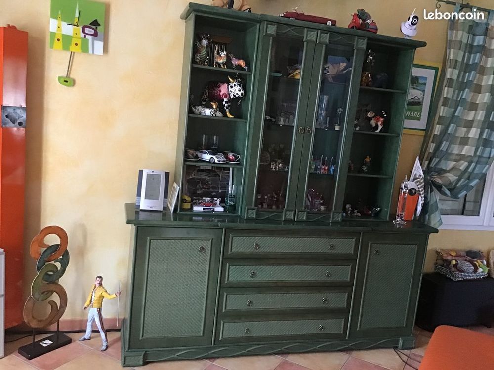 LIVING AVEC VITRINE EN ROTIN VERT Meubles