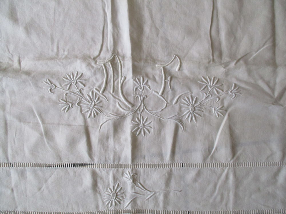 Drap brod&eacute; fleurs Décoration