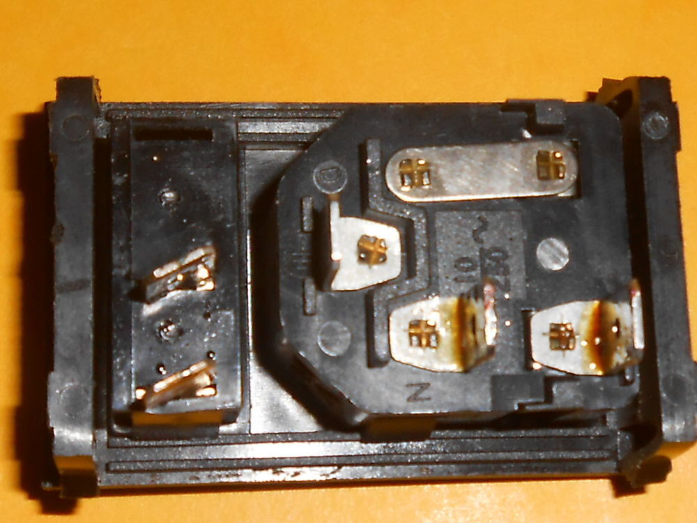PRISE D'ALIMENTATION AVEC INTERRUPTEUR ET FUSIBLE (32) Bricolage
