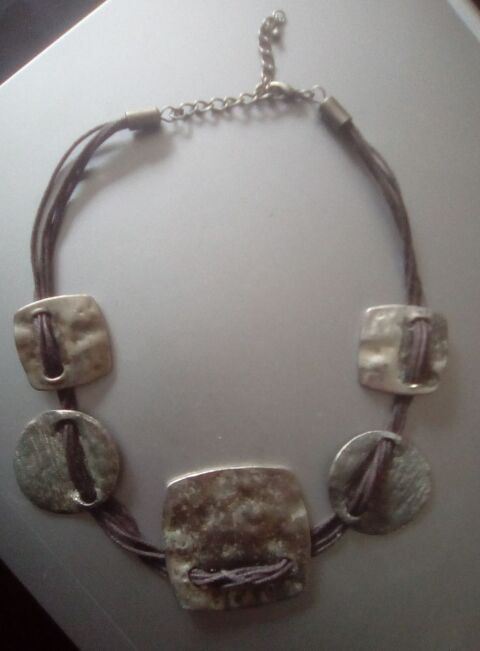 collier plaques rondes et carrées 10 Beauchamp (95)