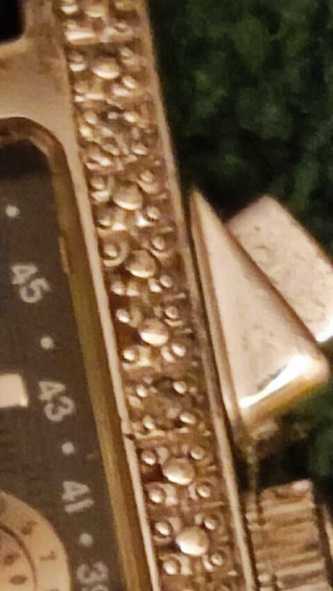 Montre vintage d'Anne Klein avec deux minuscules diamants sur chaque c�t� du cadran, mouvement suisse, bo�tier acier. 290 Verneuil-sur-Seine (78)