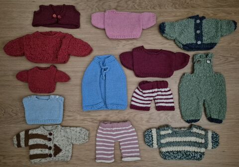 13 Vtements de baigneur ou poupe en laine 40 Arras (62)