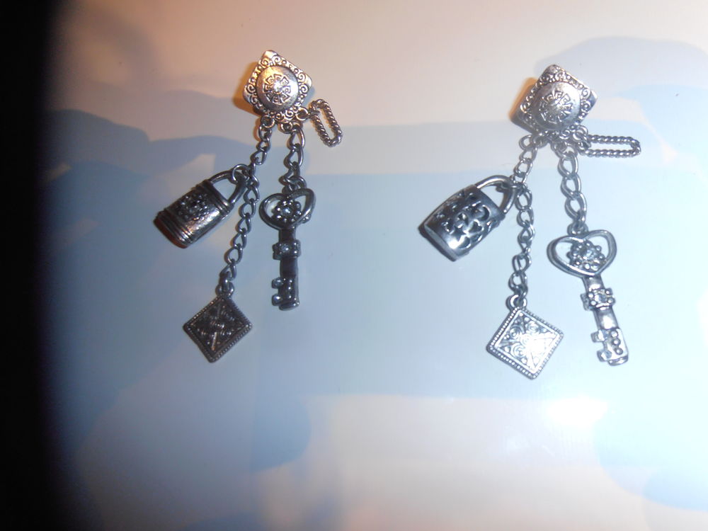 Boucles d'oreilles breloques 23 (28b) Bijoux et montres