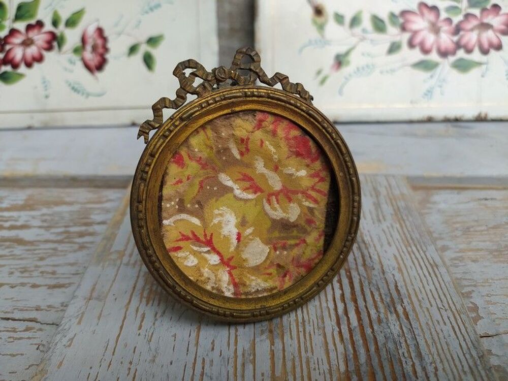 Ancien Petit Cadre Porte Photo Rond Laiton Style Louis XVI
Décoration