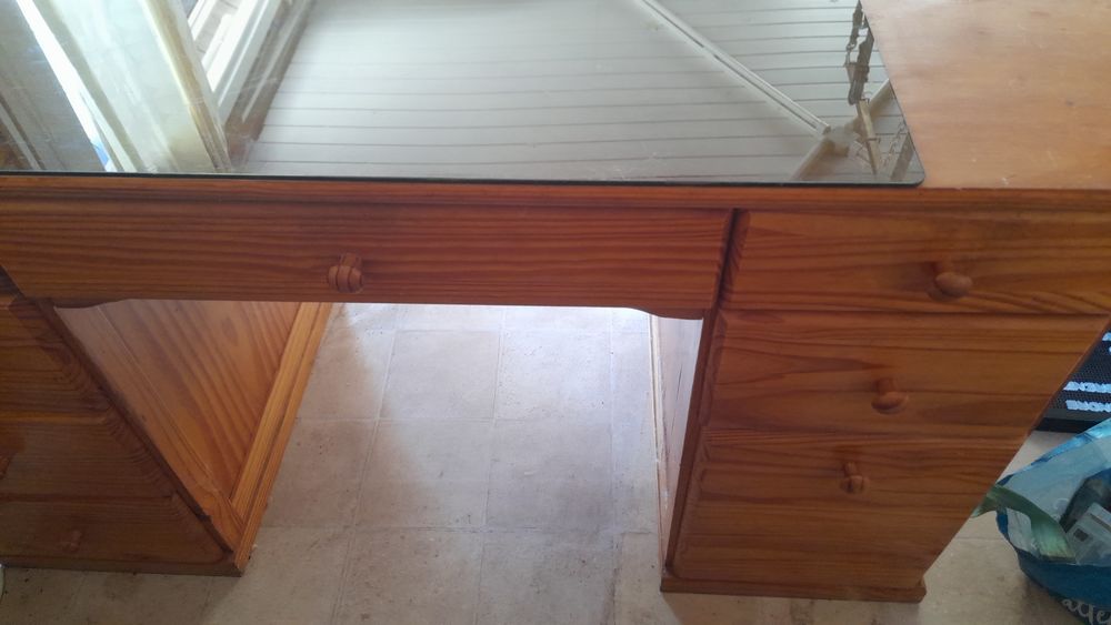 BUREAU EN BOIS MASSIF AVEC CHAISE Meubles