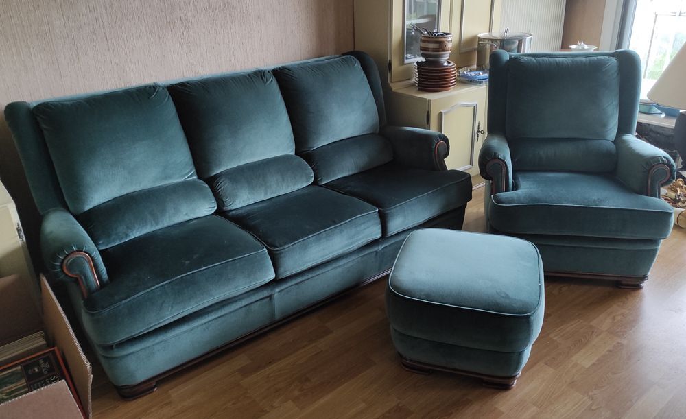 Salon canap&eacute; velours bleu , 3/4 places + 1 fauteuil +1 pouf Meubles