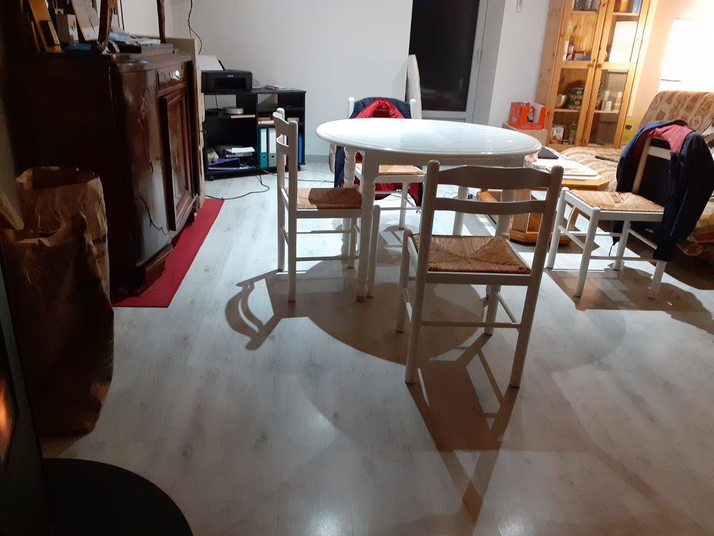 bonsoir je table ronde bon etat avec 4 chaises Meubles
