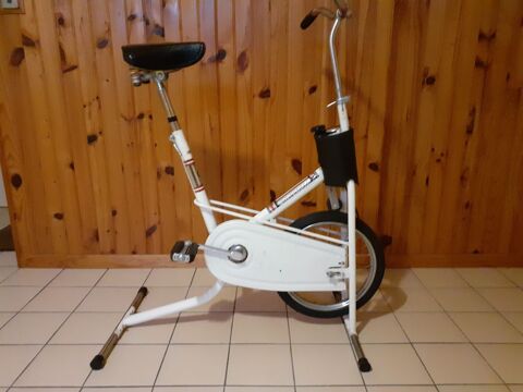 Velo d'appartement vintage de marque UNIVERSAL 40 Thorign�-Fouillard (35)