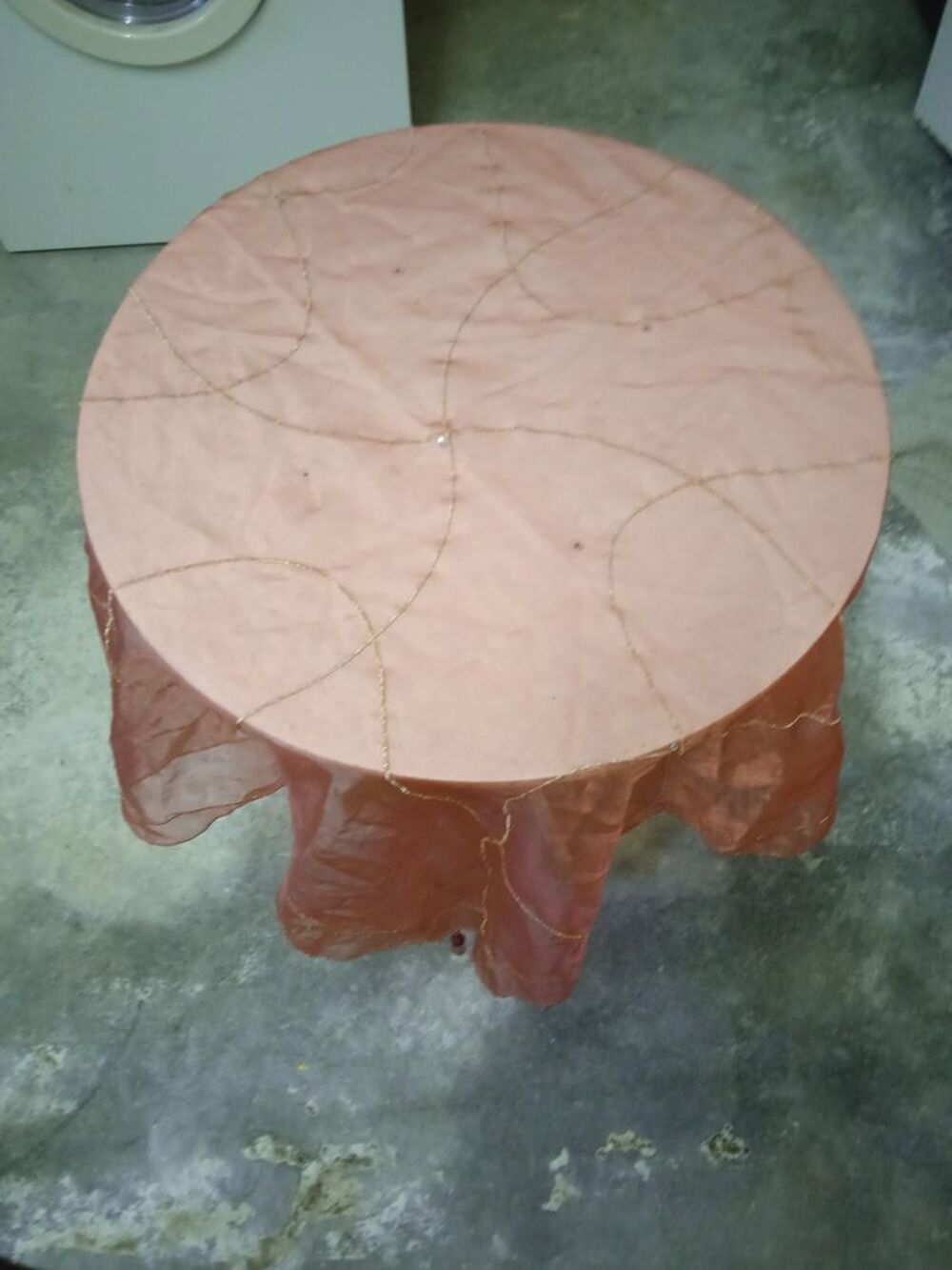 une table &agrave; juponn&eacute;e Meubles
