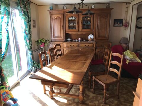 un buffet, une table et 6 chaises en chêne massif. 3000 Lamotte-Beuvron (41)