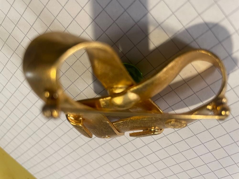 Broche coeur GM dor&eacute; cisel&eacute; avec perle verte ANTIGONA Mus&eacute;e Bijoux et montres