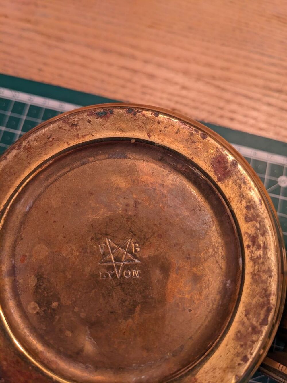 r&eacute;servoir de lampe &agrave; p&eacute;trole en laiton en bon &eacute;tat d'usage.
Décoration