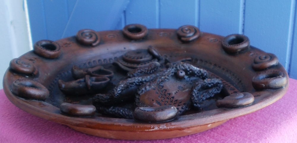 Assiette en terre cuite aux motifs en relief Décoration