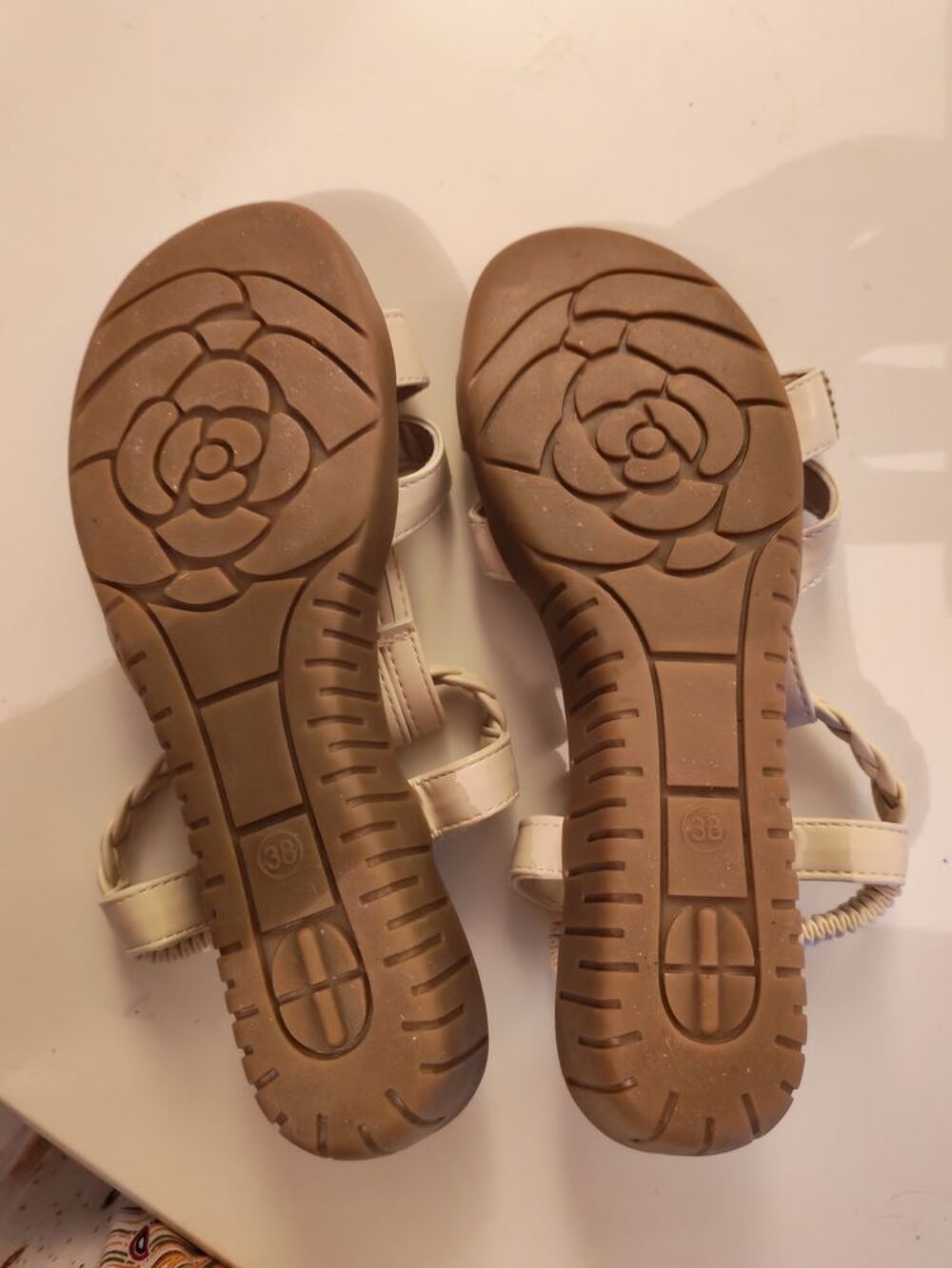 Sandales beige &agrave; talon compens&eacute; et strass Chaussures