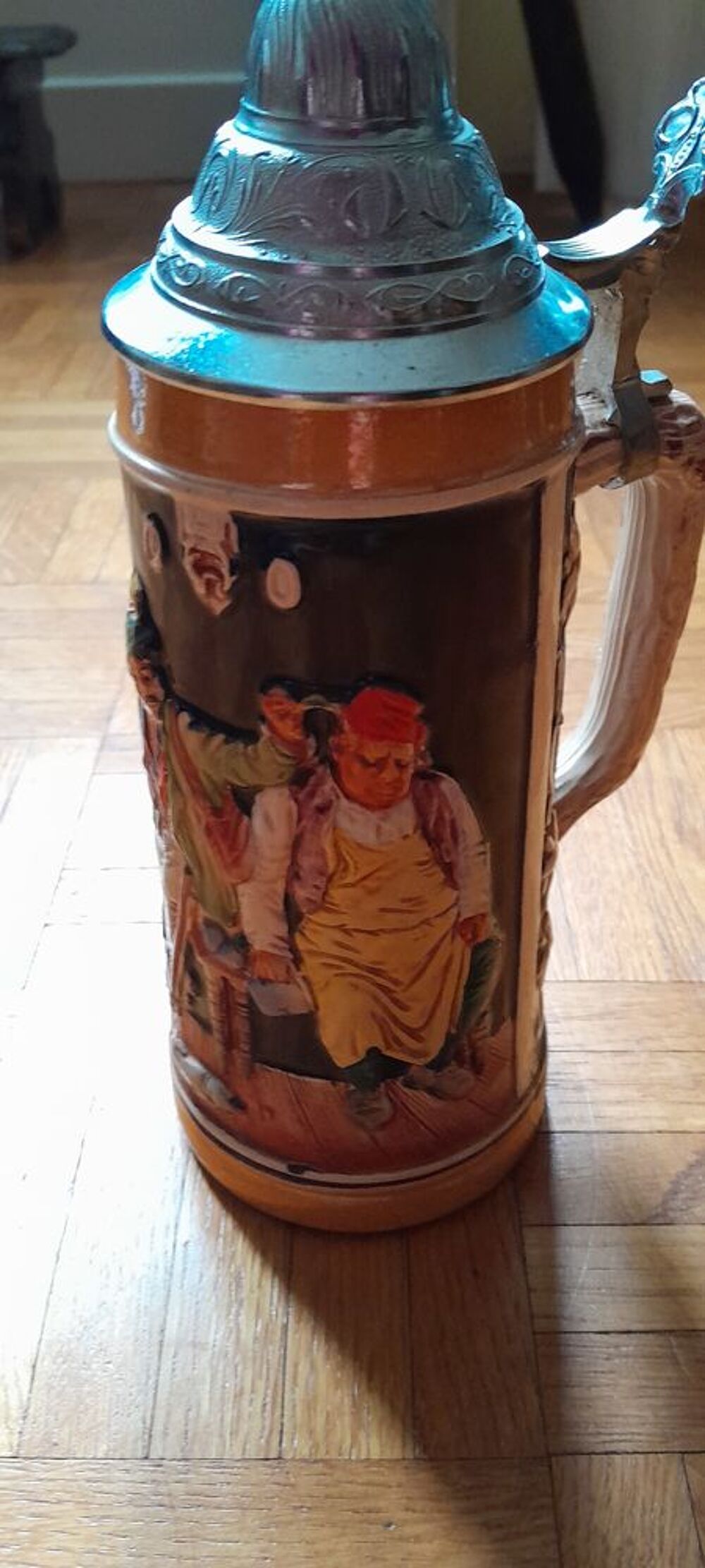 Chope &agrave; bi&egrave;re ancienne en c&eacute;ramique avec couvercle m&eacute;tal 