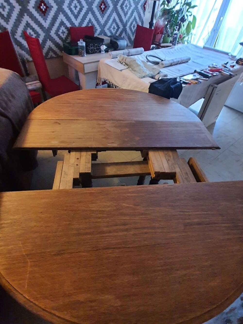 Table en ch&ecirc;ne extensible 4/16 personnes, sur roulettes. Meubles