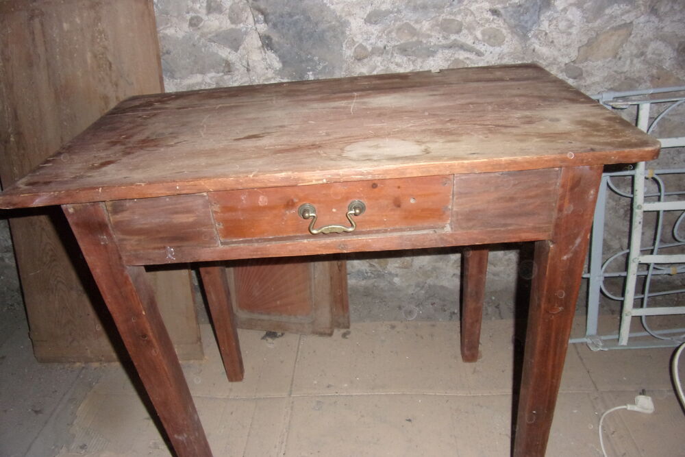 PETITE TABLE D'APPOINT Meubles