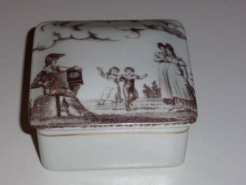 Bonbonnière carrée Porcelaine d'Auteuil 7 Rueil-Malmaison (92)