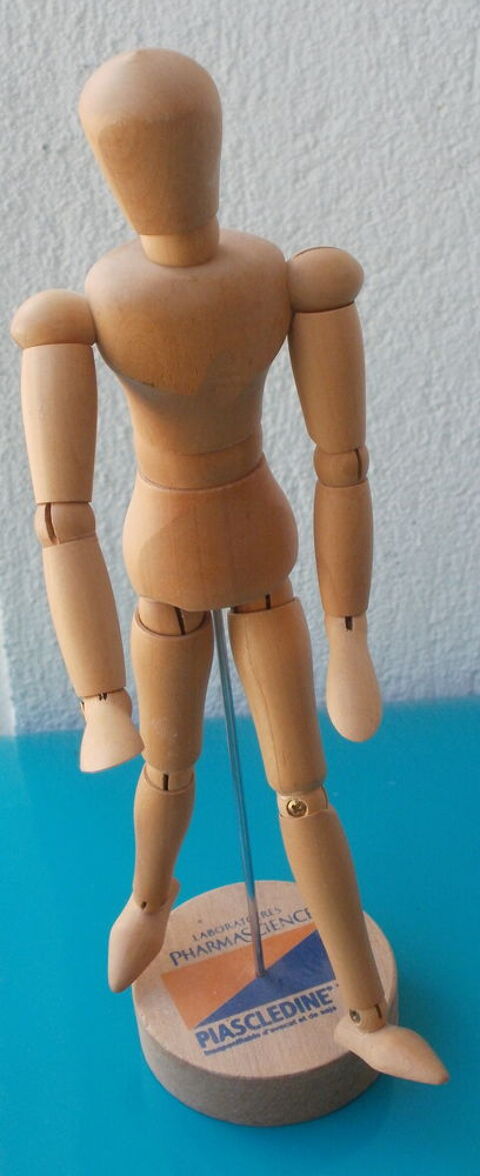 Mannequin en bois pour dessin, publicité labo PHARMASCIENCE 9 Montauban (82)