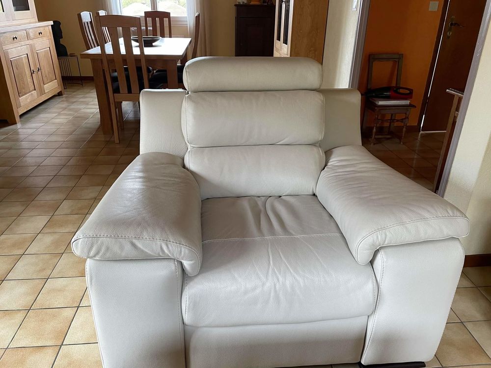 Tr&egrave;s beau Salon cuir. Canap&eacute; et deux fauteuils. Meubles