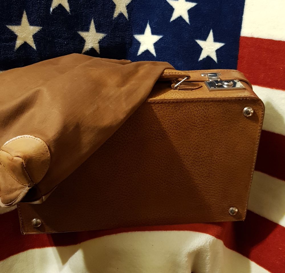 Valise tr&egrave;s ancienne en cuir de P&eacute;cari avec sa protection d&eacute; 