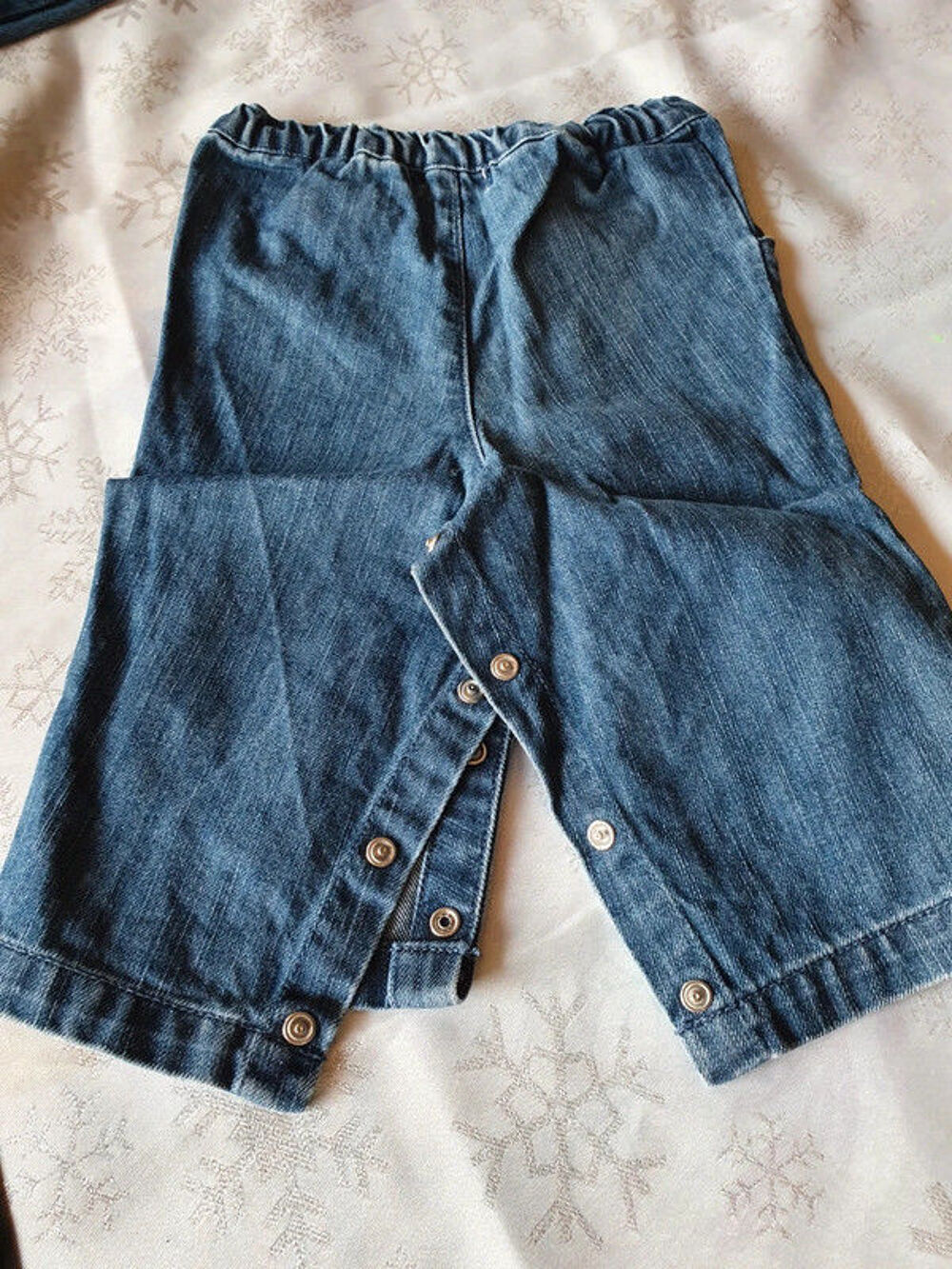 Jeans ? bebereve
taille : 12 mois
bouton pression dans l'e Vêtements enfants